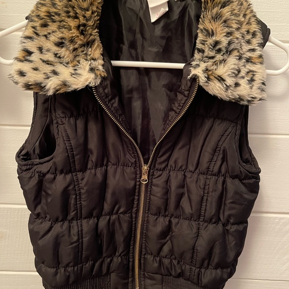 Girls black Vest jacket with faux fur colkar - Picture 3 of 5